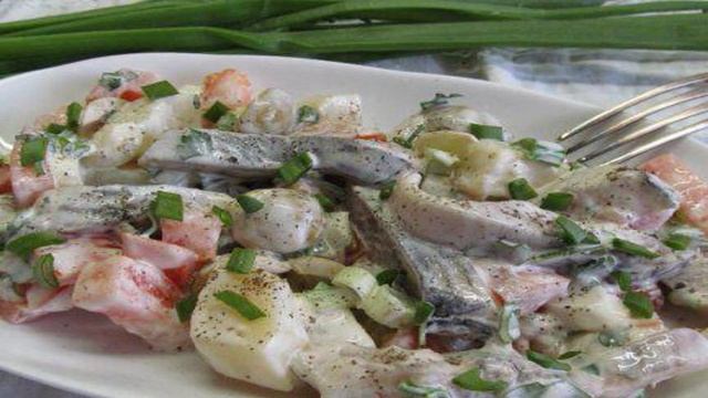 Салат из сельди с помидором и оливками