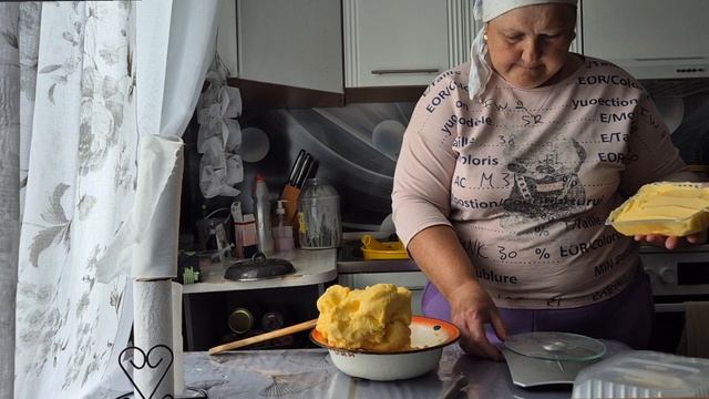 Масло жёлтое натуральное, деревенское/дождь холодно/ маленько потяпала