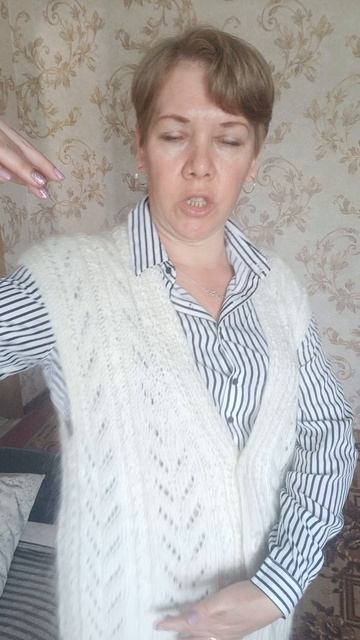 Женский белый вязаный пуховый жилет.