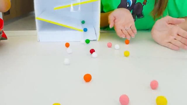 Влад и Никита Крис учится помогать маме и своим друзьям