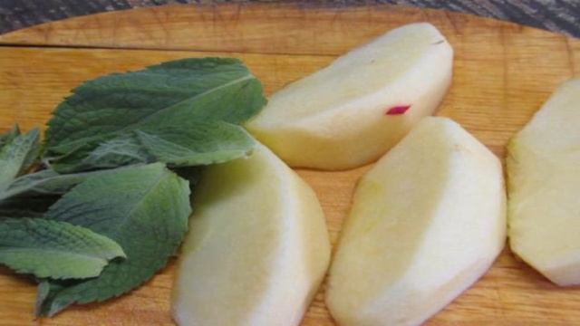 Куриный окорочок под овощным соусом