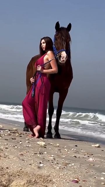 девушки и лошадь