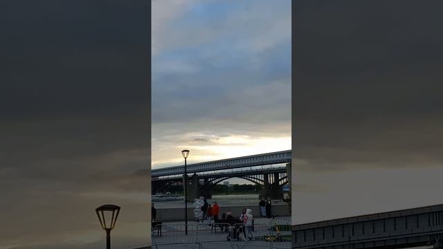 Группа Для меня поет на Михайловской набережной Новосибирска