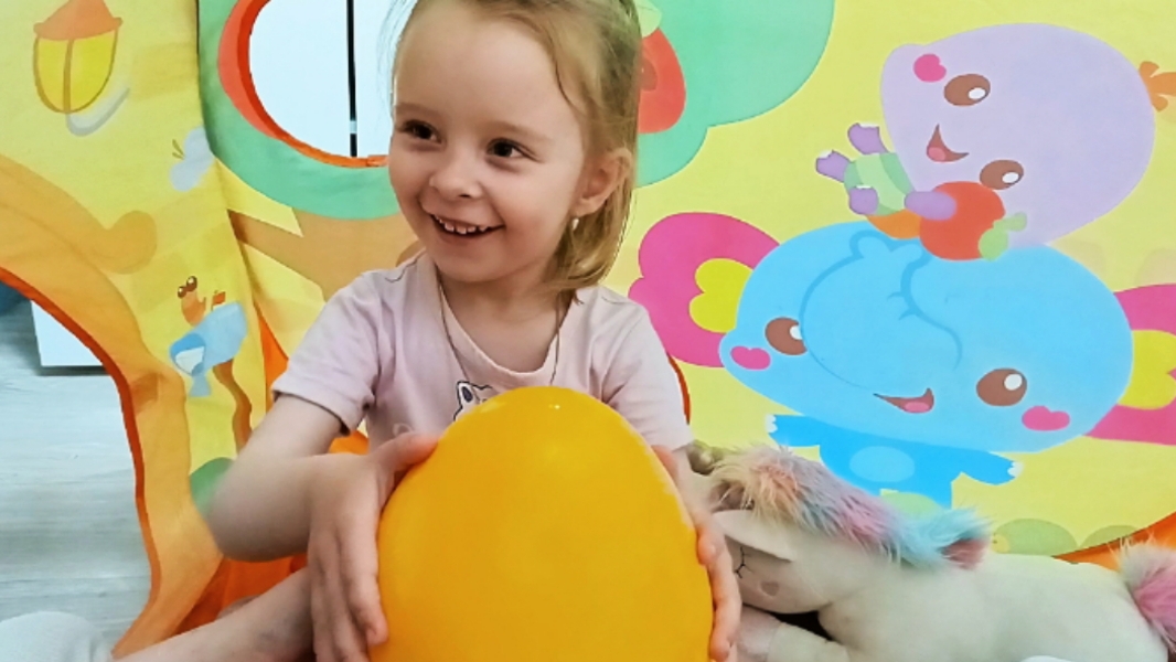 Что в Kinder Surprise? Милана делает распаковку! #дети #мамадочка #влог #reels #сребенком