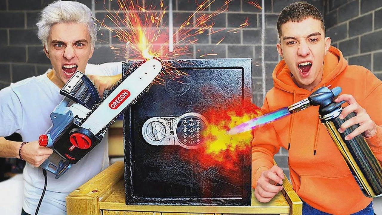 ВЛАД А4 - Нашли СЕЙФ в ГАРАЖЕ и Вы не Поверите, ЧТО ВНУТРИ !