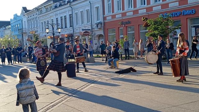 Барабаны, фолк на улице Ленинградской