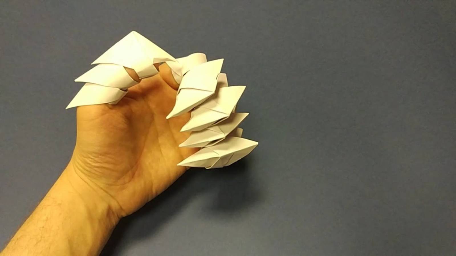 Когти дикого медведя, из бумаги, оригами. Claws of a wild bear, made of paper, origami