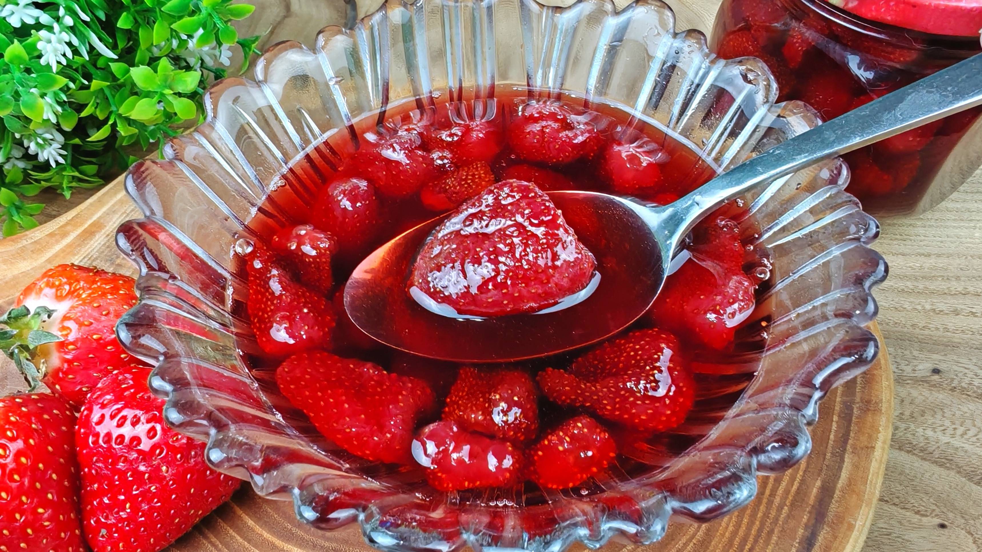 Варенье из клубники с целыми ягодами.