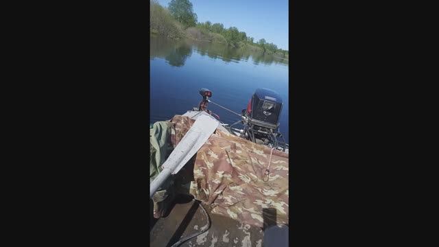 Лодочный электромотор для установки рыболовных сетей.