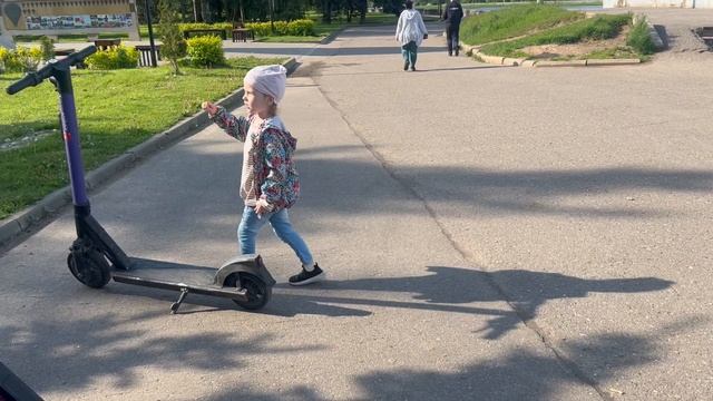 Рита очень любит ездить на 🛴