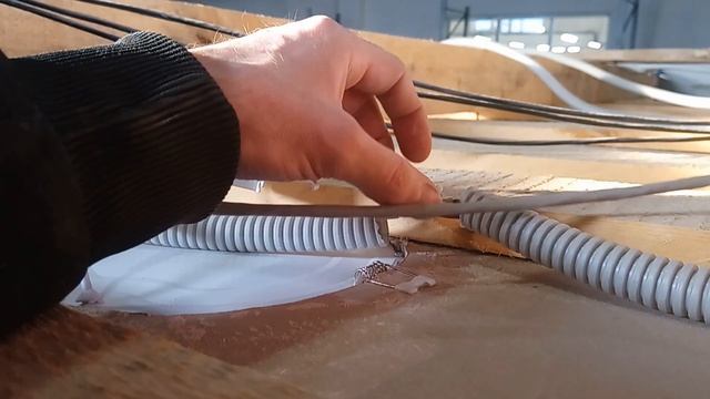 Замена LED светильников на складе под напряжением. Врезные тарелки (лепёшки). Ангар автозапчастей.
