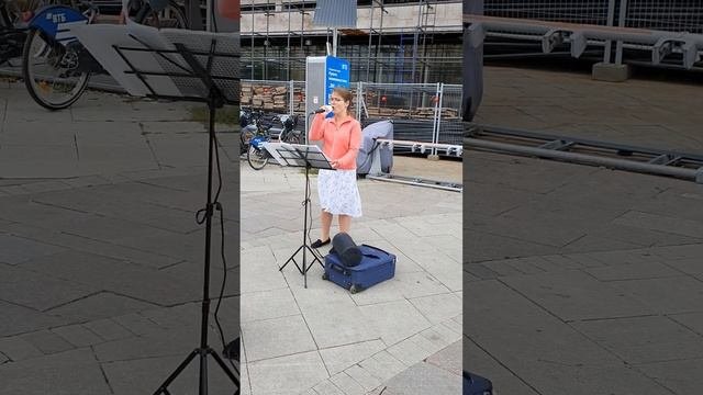 Гляжу  в озера синие