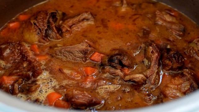 Говядина, тушенная с зеленым горохом