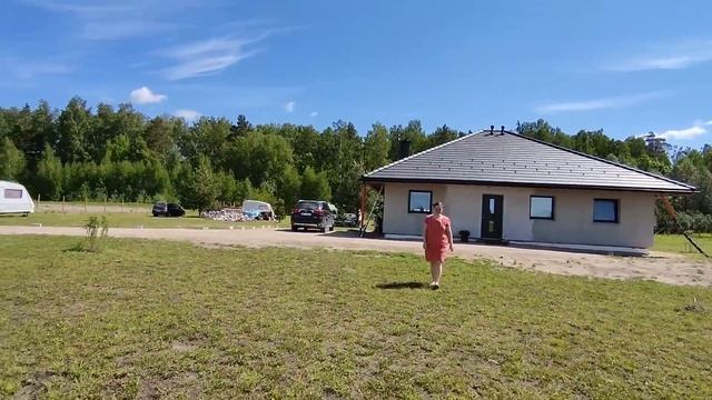 МАМА ДАРИТ СЫНУ ПОДАРОК ЗОЛОТЫХ РЫБОК В ПРУД