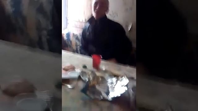 Пьяный парень ЖЖЕТ в баре в украинской деревушке!