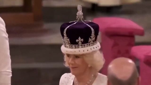 Принц Луи хватает микрофон Камиллы в прямом эфире – в?