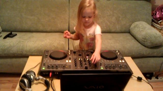 DJ Polina 2,5 года   Pioneer DDJ-T1.3gp