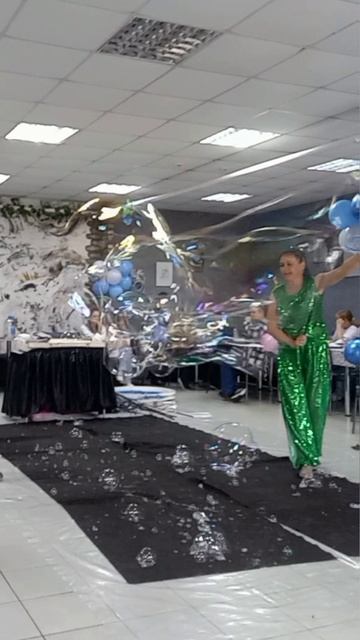 Выпускной. Шоу мыльных пузырей.