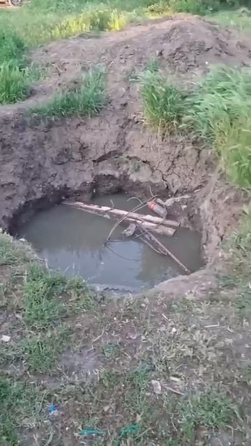 УПАЛ В ЯМУ: ребенок провалился в яму на улице Шурфовой в Шахтах. 😳😱