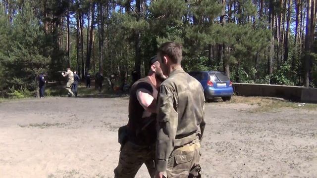 Инструктор б-на "АЗОВ" проводит занятие по досмотру на?