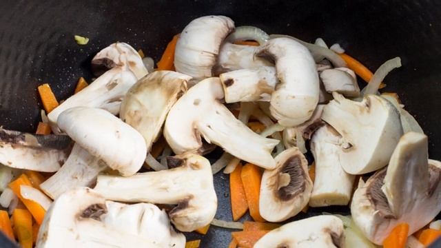 Говядина с шампиньонами в мультиварке