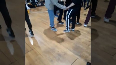 как круто малыши танцуют брейк