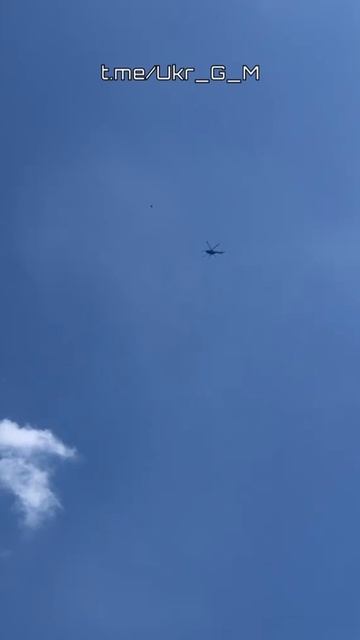 Безуспешные попытки противника сбить ударный БПЛА "Герань-2" с помощью вертолета и автомата…