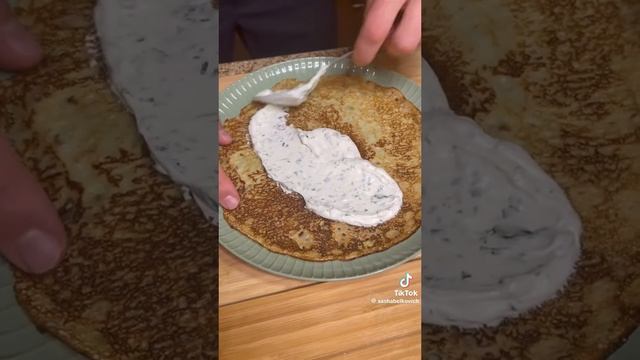 Блинный торт со скумбрией и яйцом