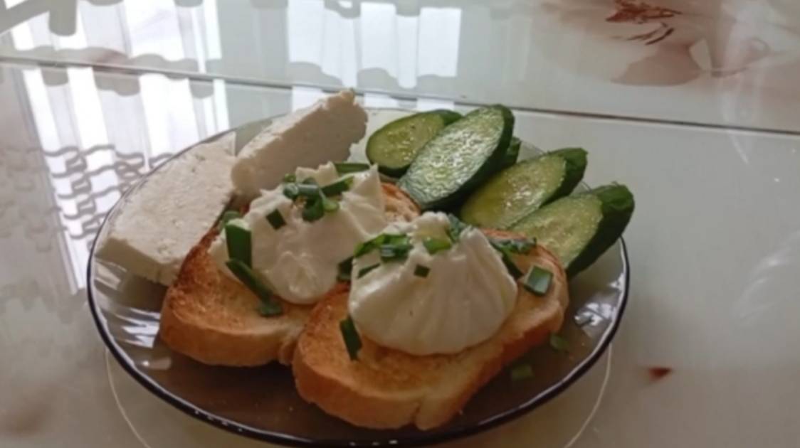 Как приготовить яйца пашот с гренками на завтрак.