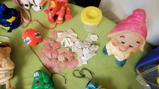 собака в кепке в подарок пакет игрушек