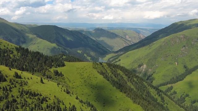 Вид с дрона на Верхнее Кольсайское озеро и вдалеке на ?