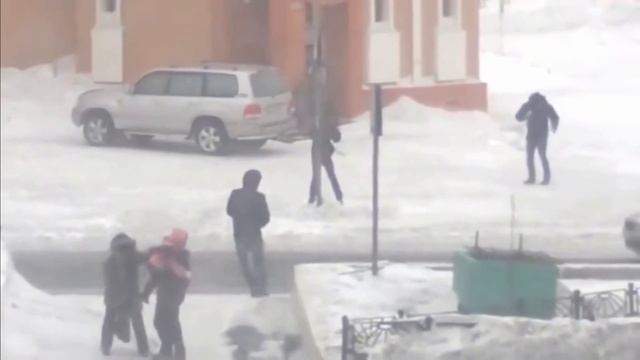Новинка с юмором. Хрустит под ножками снежок.