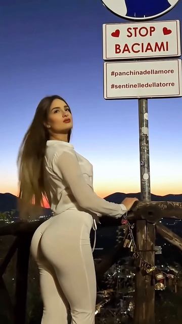 rJ1sb1_tAtg - Beautiful model in a white tight jumpsuit： Street style outfit idea #fashion  #style #