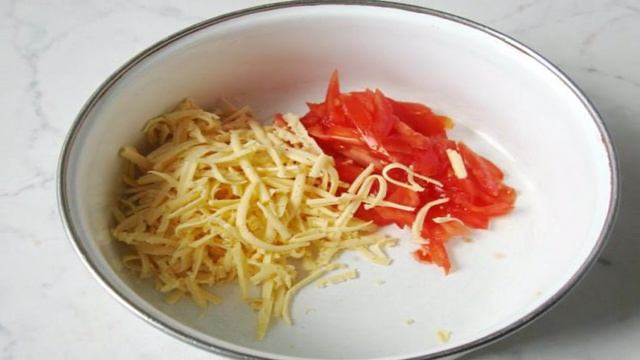 Салат из помидоров, сыра и яблок