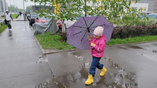 Милада поёт под дождём