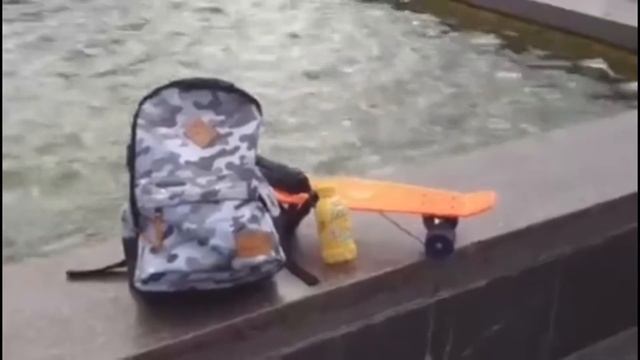 Девушка катается на скейте/Girl riding on a skateboard