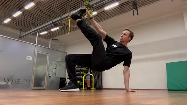 Обратная планка с подъёмом ноги и касанием рукой пятки (Crab twist toe touch)