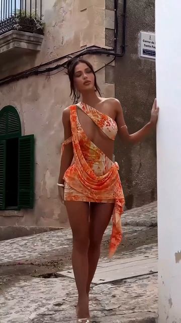 Stunning tight floral bodycon minidress： Summer outfit idea #fashion  #style #outfit #shorts