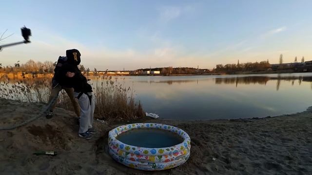 Жесткий прикол на первое апреля, прыжок в бассейн 1 апреля жесткая шутка
