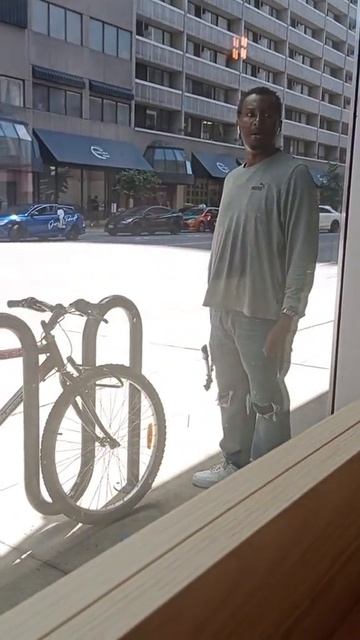 Негр пытается завладеть чужим велосипедом. Black engineer at work