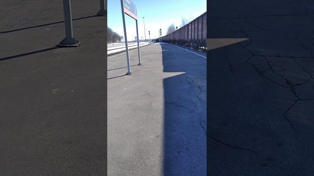 Тепловоз 2ТЭ25КМ 0002 с грузовым поездом