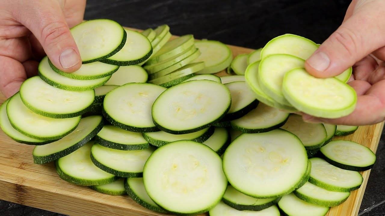 Боже, как вкусно! Я всегда буду так готовить! Просто нарежьте кабачки кружочками.