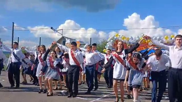 Салауат районы Арҡауыл ауылы мәктәбенең сығарылыш уҡыусылары бейеүе