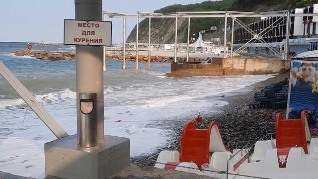 Ольгинка. Шторм на море. Одна девушка на весь пляж пытается зайти в воду