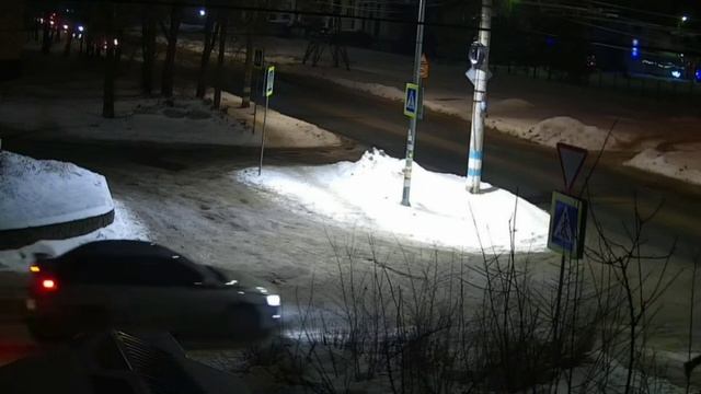 Могильщик обнаружил телефон рядом с покойной и взял т?