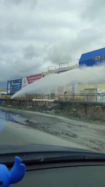 Мощный фонтан забил в Сургуте из-за порыва на сетях теплоснабжения
