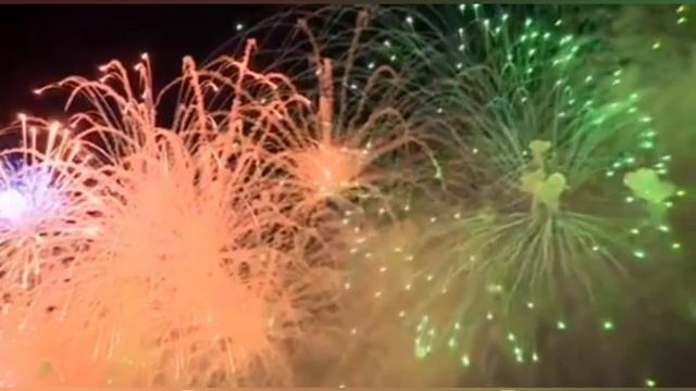 Салют Победы в небе Москвы в честь героев победителей