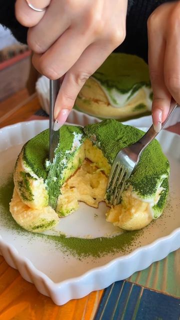 HnLA4cPlAqY - 抹茶たっぷりのスフレパンケーキ！太宰府にある「多肉倶楽部」#福岡グルメ #japanesefood #japantravel