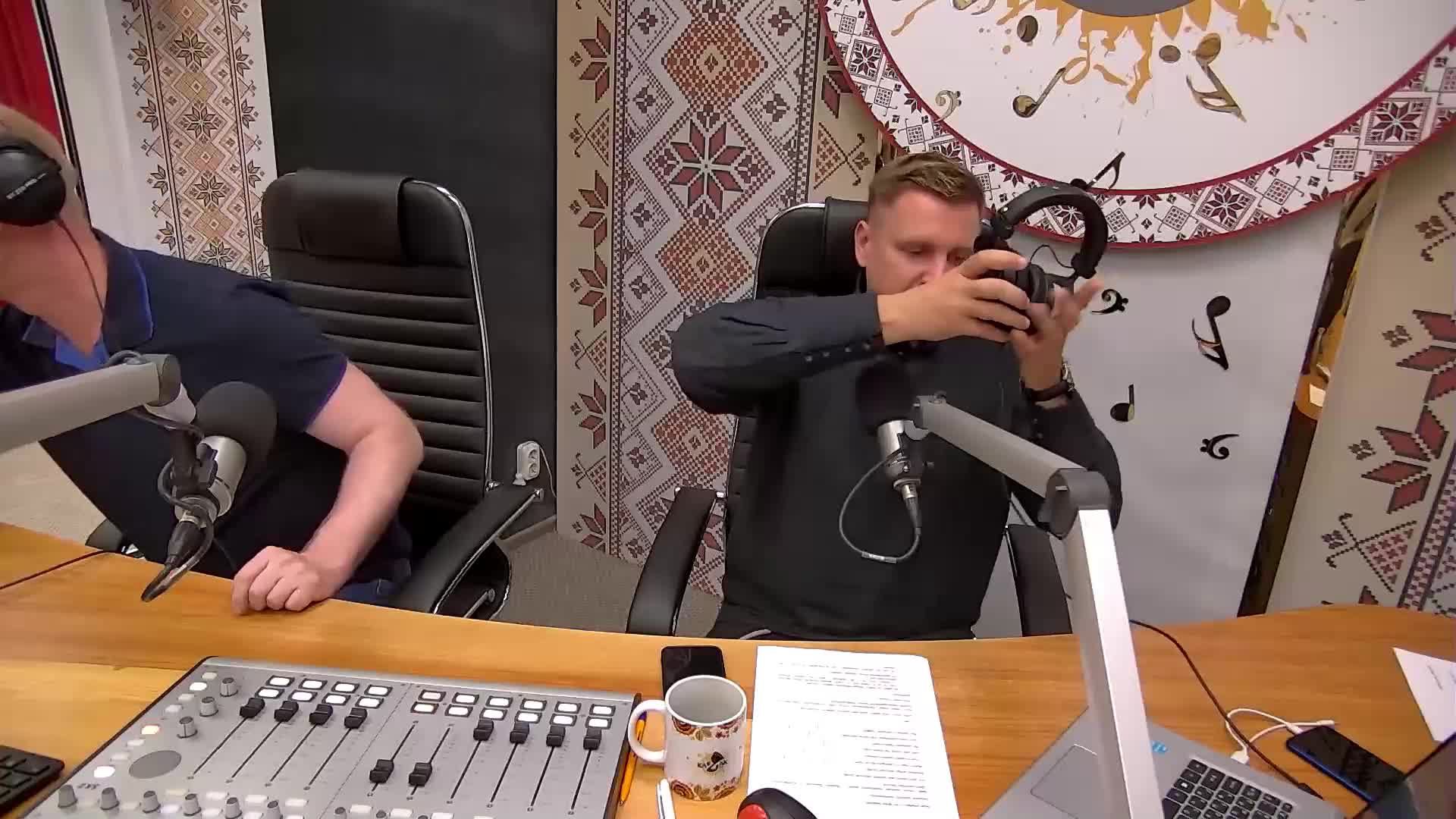 Утреннее шоу "Алло, село!" тема "Какая песня вам помогает поднять настроение?"