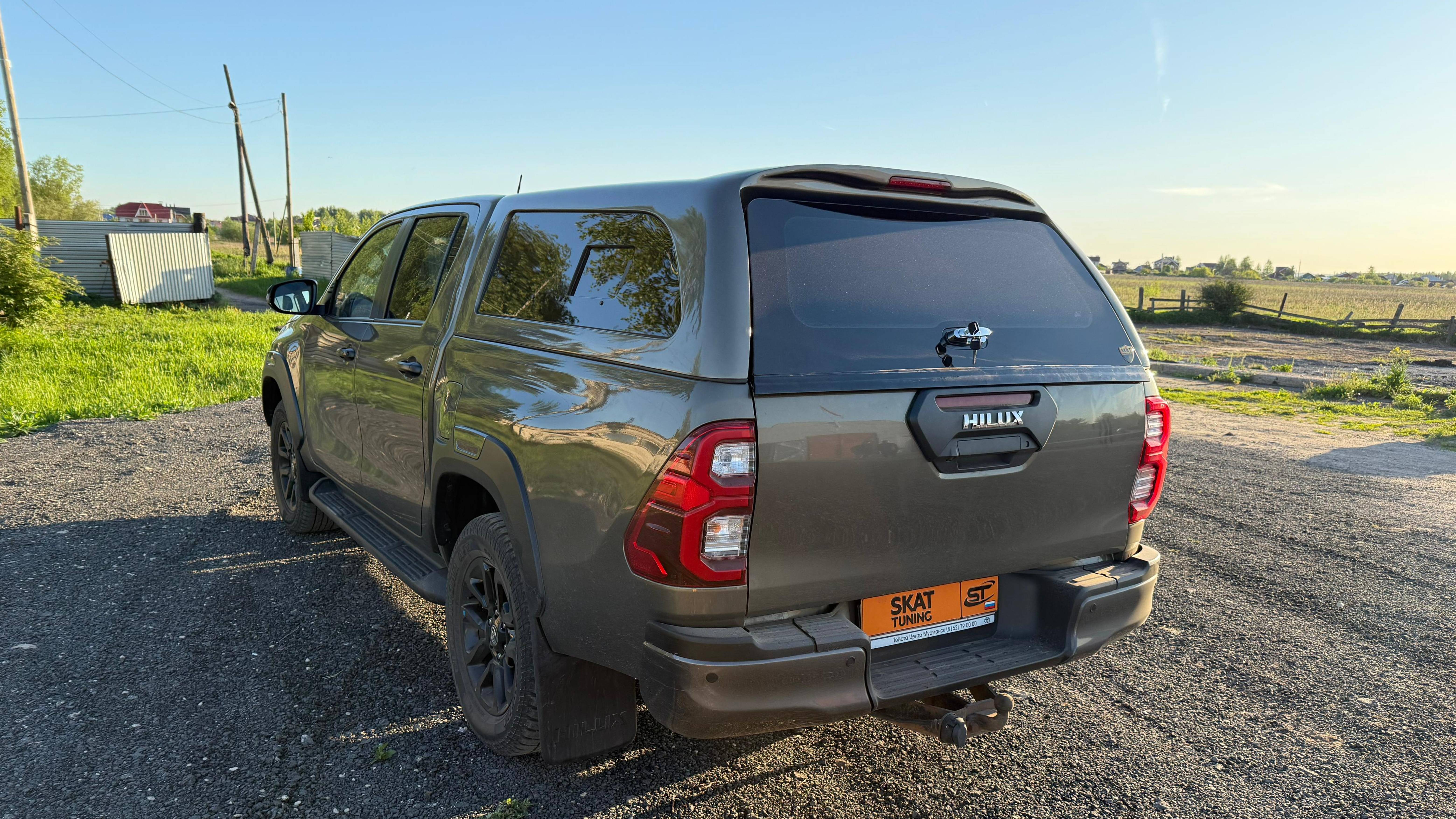 Комплексная установка дополнительного оборудования наToyota Hilux: кунг СКАТ и поворотные боксы!